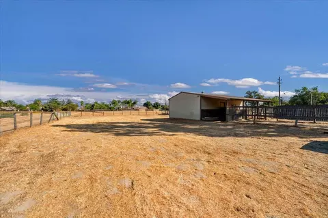 Exterior - 14510 W Kearney Blvd, Kerman, CA 93630 photo 9 of 15