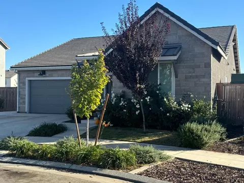 810 Heirloom Ave, Clovis, CA 93619