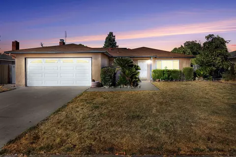 1711 Hampton Ave, Clovis, CA 93611