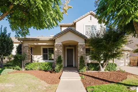 4672 N Emerald Peak Dr, Clovis, CA 93619