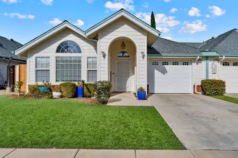 1702 E Morningstar Ln, Fresno, CA 93720