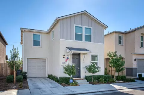 6425 E Meritage Dr, Fresno, CA 93727