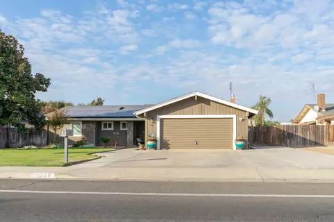 1209 E Saginaw Ave, Dinuba, CA 93618
