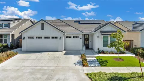 2061 N Osmun Ave, Clovis, CA 93619