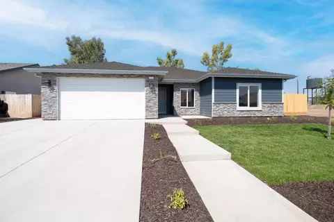 917 N Cypress St, Woodlake, CA 93286
