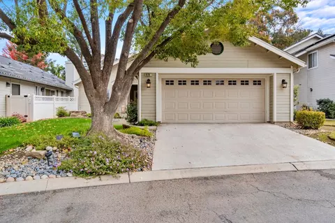 9178 N Woodlawn Dr, Fresno, CA 93720