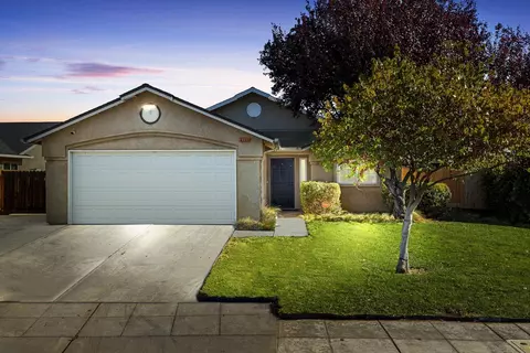 2381 S Sabre Ave, Fresno, CA 93727