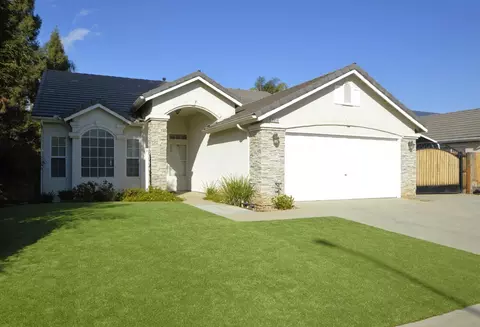 2856 E Pryor Dr, Fresno, CA 93720