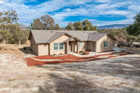 26562 Twin Ponds Rd, Clovis, CA 93619