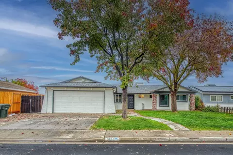 1427 Roberts Ave, Clovis, CA 93611