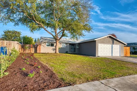 1037 Oxford Ave, Clovis, CA 93612