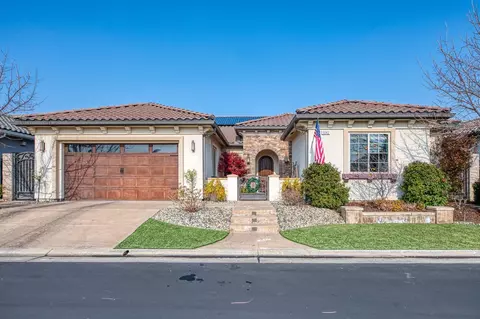 1842 E Buena Salud Way, Fresno, CA 93730