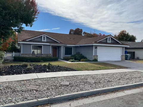 2586 Barstow Ave, Clovis, CA 93611