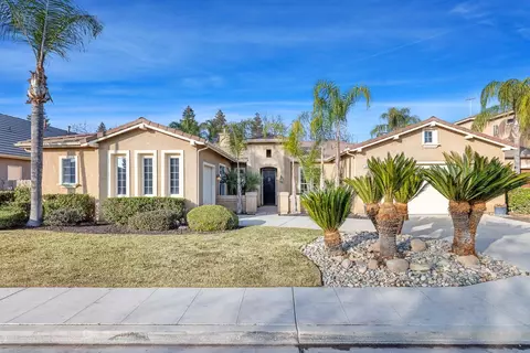 141 W Jordan Ave, Clovis, CA 93611
