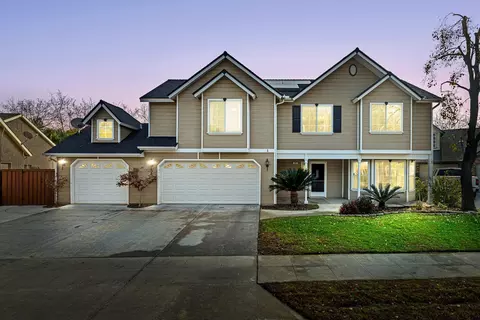 76 Moody Ave, Clovis, CA 93619