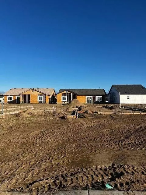 1132 S Creekside Pl W, Porterville, CA 93257