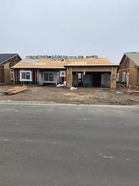 1131 S Cottage Pl E, Porterville, CA 93257