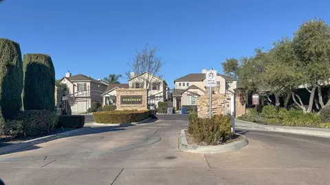 81 W Barcelona Ln, Clovis, CA 93619