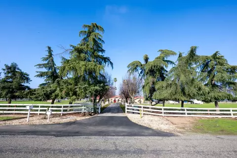 8510 E Nees Ave, Clovis, CA 93619