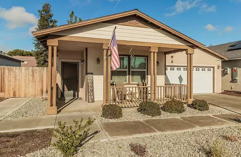 325 Birch Ln, Dinuba, CA 93618