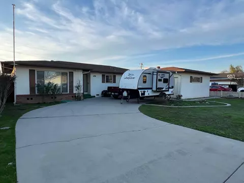 585 N Newton Dr, Dinuba, CA 93618