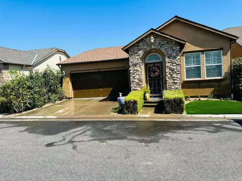 3766 Salem Ln, Clovis, CA 93619