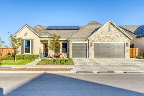 2089 N Preuss Ave, Clovis, CA 93619