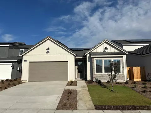 1067 Mill Rd W #34, Madera, CA 93636