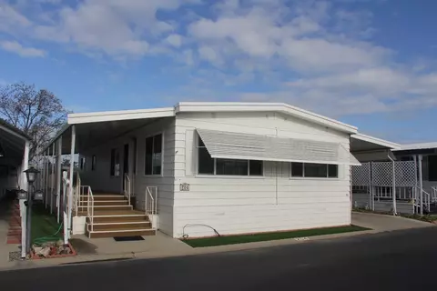 1001 Sylmar Ave #204, Clovis, CA 93612
