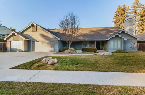 224 E Parkview Ave, Visalia, CA 93277