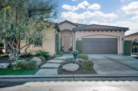 1513 E Via Estrella Dr, Fresno, CA 93730