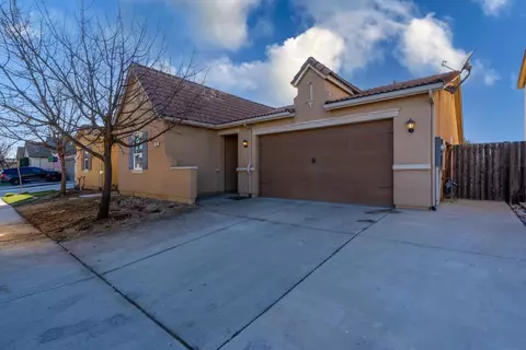 702 Kaweah Ave, Clovis, CA 93619