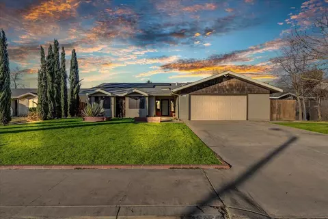 824 Lakewood Dr, Hanford, CA 93230