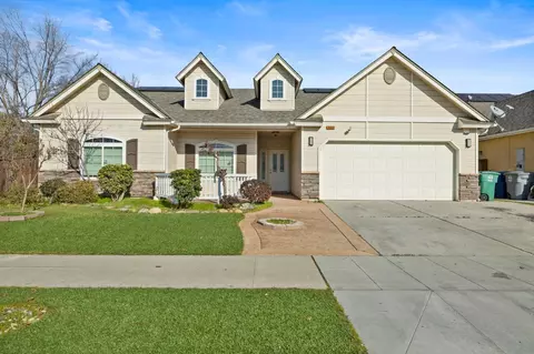 332 E Stanley Ave, Reedley, CA 93654