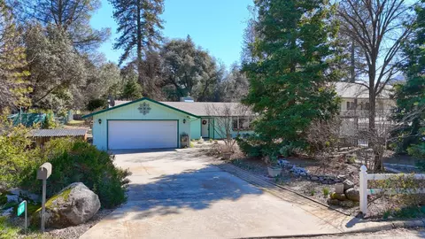 40239 Redbud Dr, Oakhurst, CA 93644