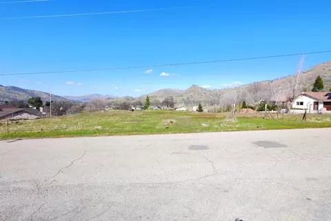 209 Lupine Dr, Sanger, CA 93657