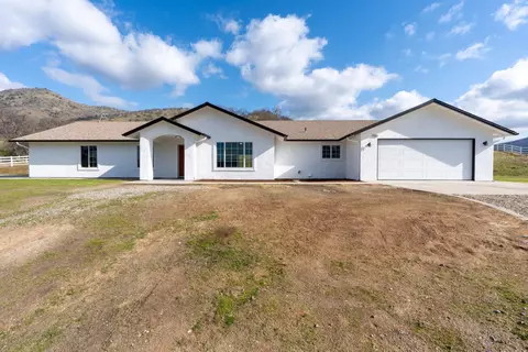 6881 Morain Dr, Sanger, CA 93657
