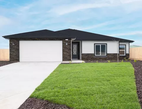 1026 N Walnut St, Woodlake, CA 93286