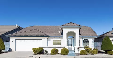 918 E Green Acres Dr, Fresno, CA 93720