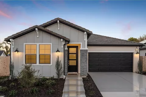 8625 N Whistler Dr, Fresno, CA 93720