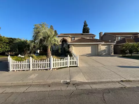 1711 E Desert Island Dr, Fresno, CA 93730