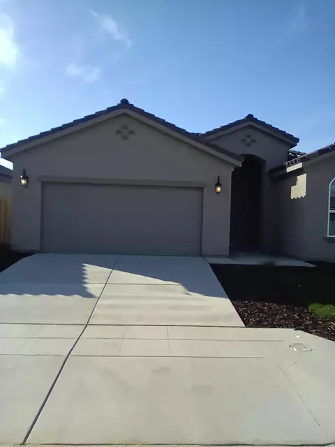 986 S Walnut Ave, Kerman, CA 93630