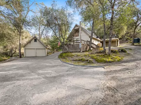 49489 Greenacre Dr, Oakhurst, CA 93644