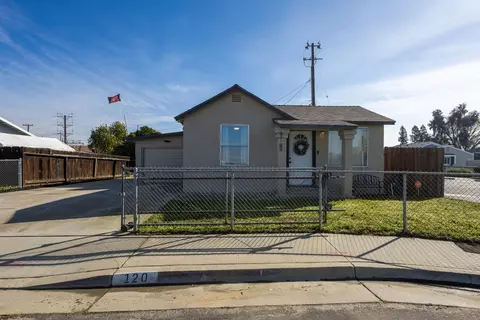 120 H St, Parlier, CA 93648