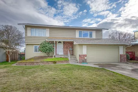 2053 Hillcrest St, Selma, CA 93662