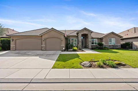2706 Omaha Ave, Clovis, CA 93619