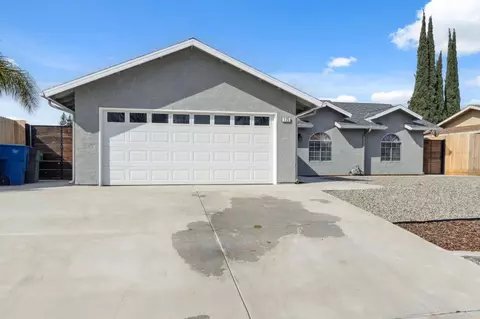 135 Redwood Ave, Sanger, CA 93657