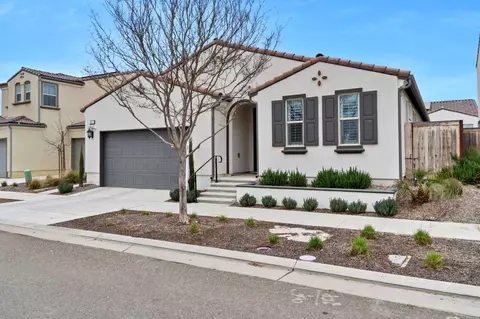 621 Redrock Dr, Madera, CA 93636