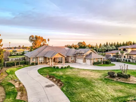 6857 E Carmalee Ln, Fresno, CA 93727
