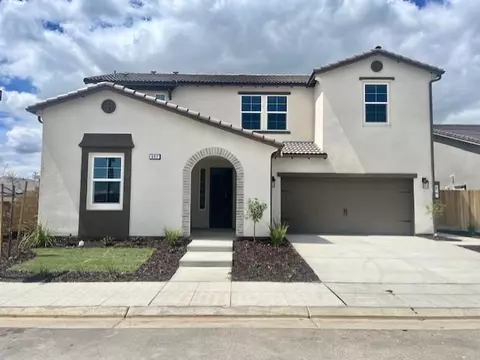 882 Thunder Rd S, Madera, CA 93636